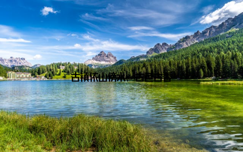 古镇依山傍水, 古色古香